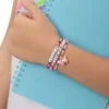 Dzieci wybierają zestaw trzech elastycznych bransoletek z koralikami Juicy Superstar Dzieci wybierają zestaw trzech elastycznych bransoletek z koralikami Juicy Superstar