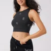 Krótki top bez rękawów Angel Couture z drobnymi kryształkami Krótki top bez rękawów Angel Couture z drobnymi kryształkami