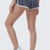 Szorty typu booty z paskiem z logo i motywem delfinów Szorty typu booty z paskiem z logo i motywem delfinów