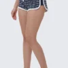 Szorty typu booty z paskiem z logo i motywem delfinów Szorty typu booty z paskiem z logo i motywem delfinów