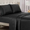 Zestaw pościeli z satynowych prześcieradeł w paski Zestaw pościeli z satynowych prześcieradeł w paski